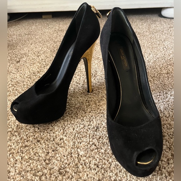 ‼️Louis Vuitton‼️ Black Suede Peep toe Platform Pumps Gold locks - Picture 6 of 6